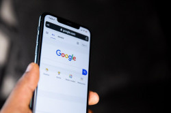 Mobiltelefon mit Google-Suchseite